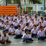 thai-school-children-meditating-1